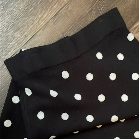 Victor Glemaud Black and White Polka Dot knit sweater and skirt set. - Picture 5 of 5